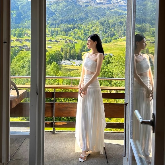 Elegant White One-Shoulder Dress - Picture 2 of 5